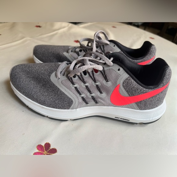 Nike Women’s Run Swift Sneakers - Picture 1 of 5